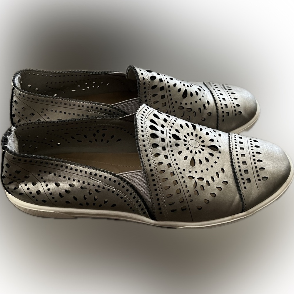 💥Vintage 7 Eight Silver Women Slip On Perforated Metallic Soft Sneaker Shoe 11